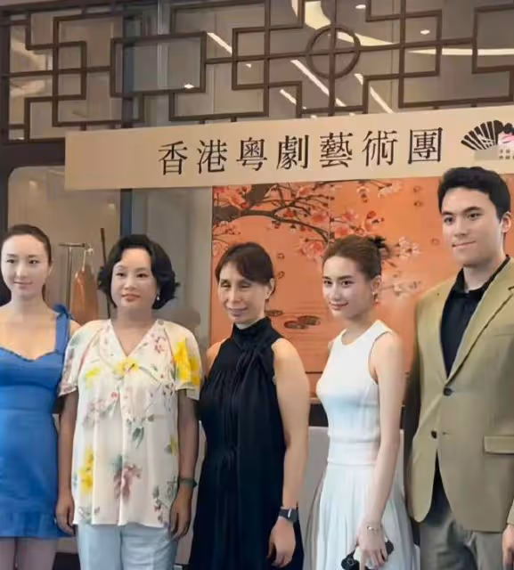 何超蓮竇驍逛街被偶遇，何超蓮穿拖鞋打扮低調，竇驍身高太搶鏡