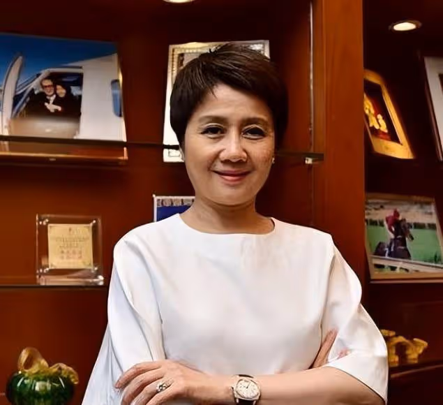 偶遇四太梁安琪巡查工作,穿搭隨意為人低調,主動與遊客打招呼