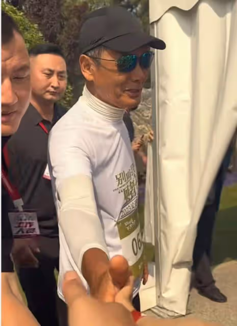 周潤發參加親子跑活動,51歲袁詠儀狀態獲贊,霍思燕嗯哼也露面