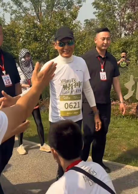 周潤發參加親子跑活動,51歲袁詠儀狀態獲贊,霍思燕嗯哼也露面