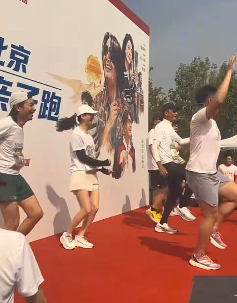 周潤發參加親子跑活動,51歲袁詠儀狀態獲贊,霍思燕嗯哼也露面