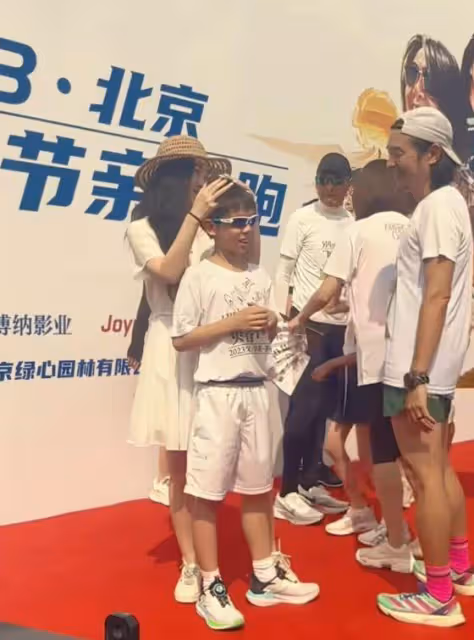 周潤發參加親子跑活動,51歲袁詠儀狀態獲贊,霍思燕嗯哼也露面