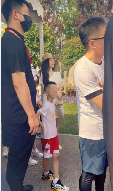 霍思燕帶兒子參加親子跑,穿短裙腿部疤痕明顯,嗯哼牙齒突出搶鏡