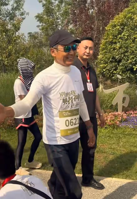 霍思燕帶兒子參加親子跑,穿短裙腿部疤痕明顯,嗯哼牙齒突出搶鏡