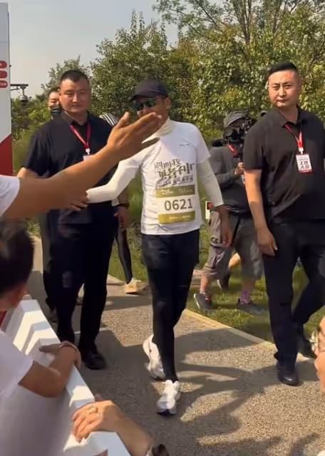 霍思燕帶兒子參加親子跑,穿短裙腿部疤痕明顯,嗯哼牙齒突出搶鏡