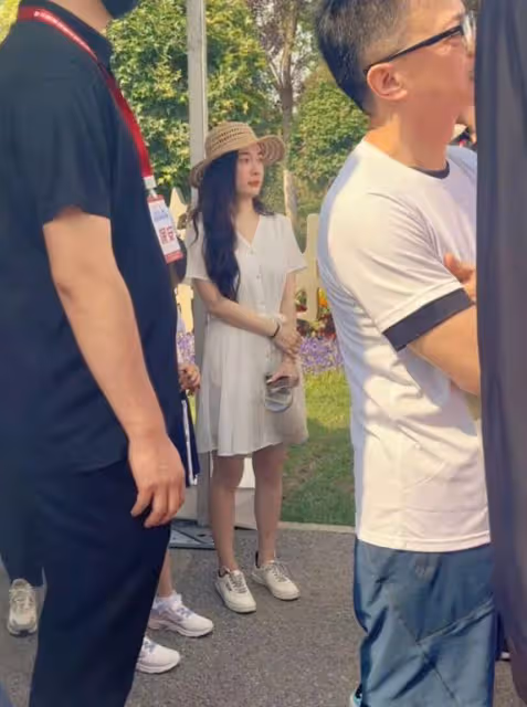 霍思燕帶兒子參加親子跑,穿短裙腿部疤痕明顯,嗯哼牙齒突出搶鏡