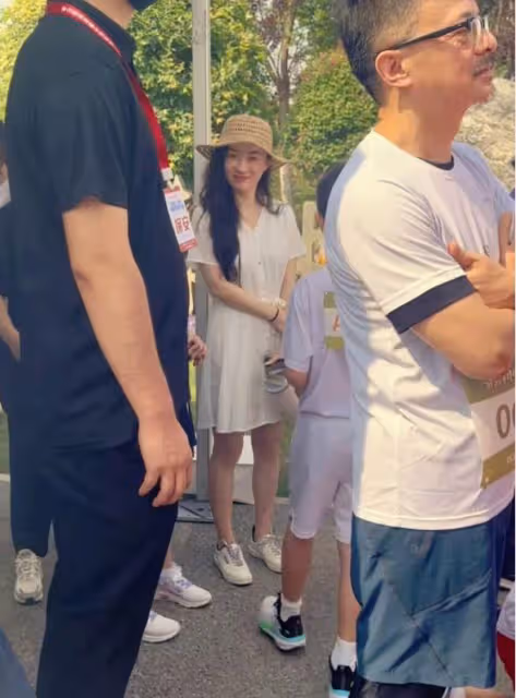 霍思燕帶兒子參加親子跑,穿短裙腿部疤痕明顯,嗯哼牙齒突出搶鏡