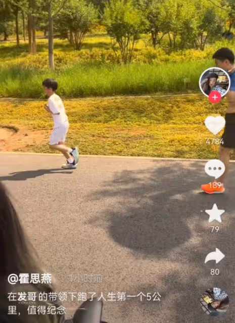 霍思燕帶兒子參加親子跑,穿短裙腿部疤痕明顯,嗯哼牙齒突出搶鏡
