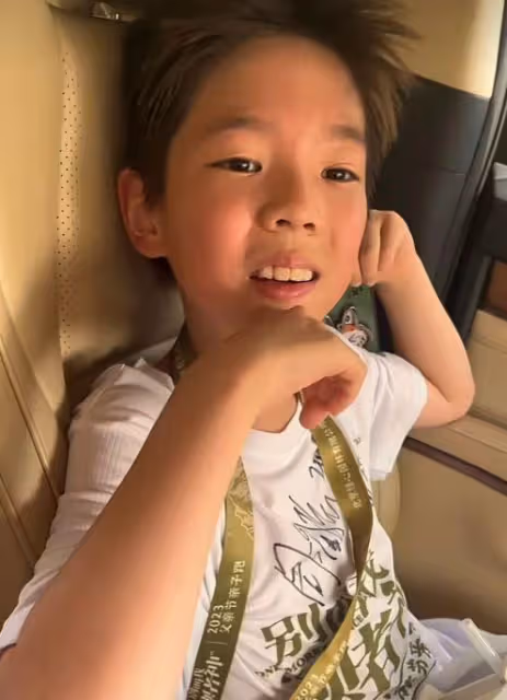 霍思燕帶兒子參加親子跑,穿短裙腿部疤痕明顯,嗯哼牙齒突出搶鏡