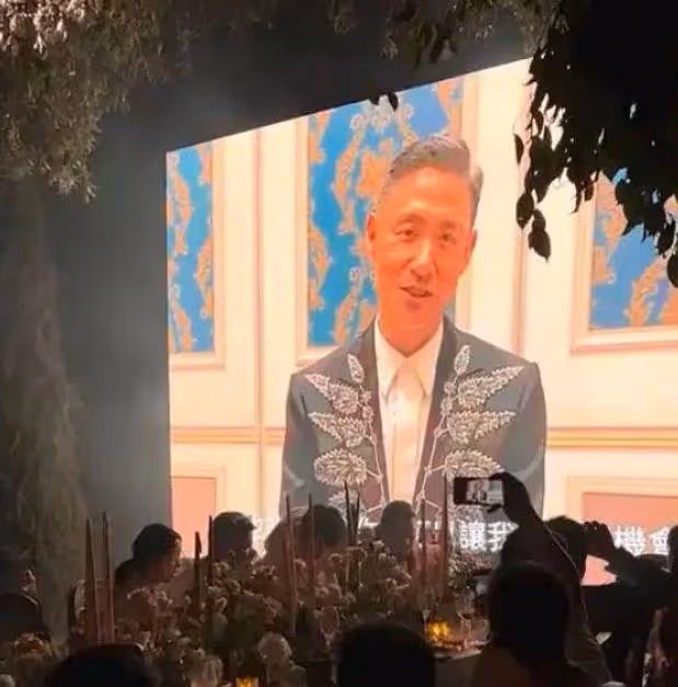 眾星支持張學友演唱會,劉嘉玲與歌神擁抱,何超蓮坐直升飛機前往