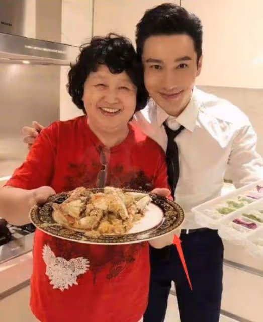 葉珂首次回應與黃曉明戀情,承認兩人已分手,否認豪車是對方贈送