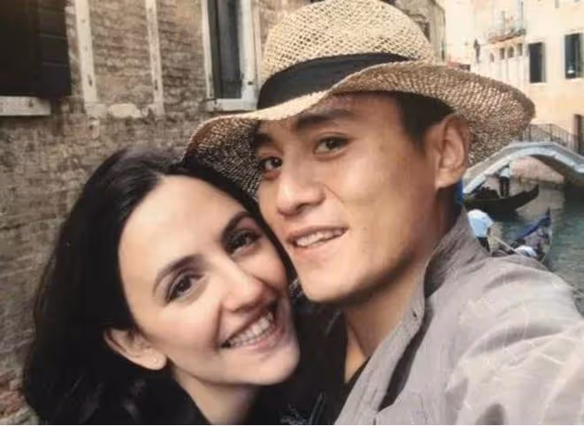 劉燁外籍老婆逛菜市場被偶遇,43歲狀態滄桑,兒女被指像印度人