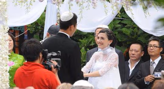 劉燁外籍老婆逛菜市場被偶遇,43歲狀態滄桑,兒女被指像印度人