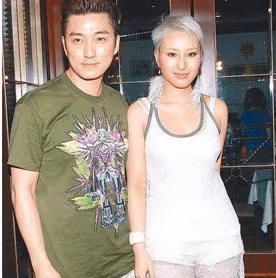 何超蓮乘坐直升機回澳門,何超雲與未婚夫同行,男方顏值不輸竇驍