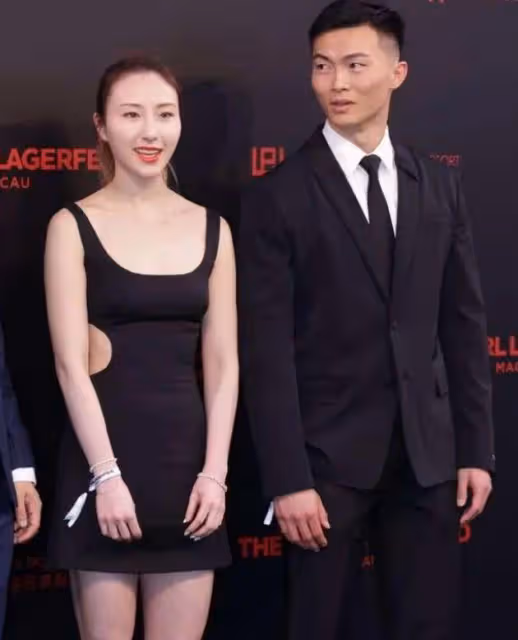 何超蓮乘坐直升機回澳門,何超雲與未婚夫同行,男方顏值不輸竇驍