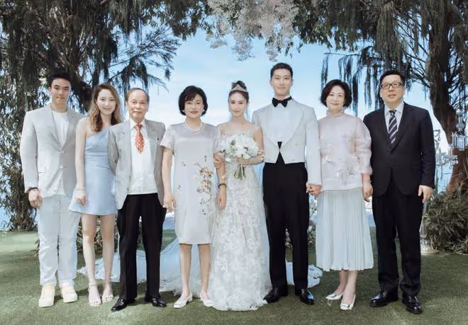 何超蓮乘坐直升機回澳門,何超雲與未婚夫同行,男方顏值不輸竇驍