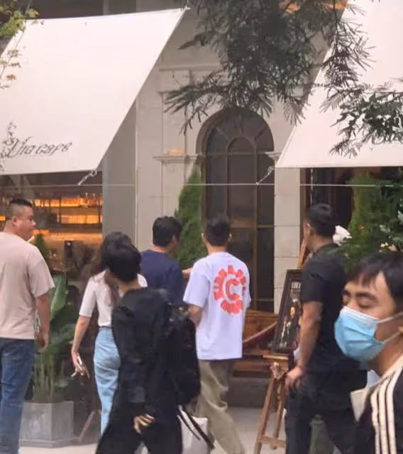 陳冠希現身成都酒吧,被多名女粉絲包圍,拿酒杯跳舞放飛自我