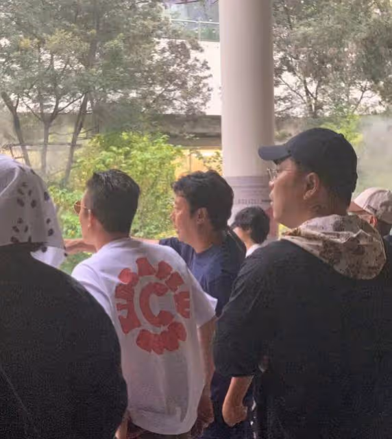 陳冠希現身成都酒吧,被多名女粉絲包圍,拿酒杯跳舞放飛自我