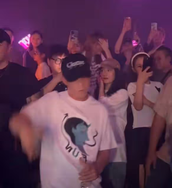 陳冠希現身成都酒吧，被多名女粉絲包圍，拿酒杯跳舞放飛自我