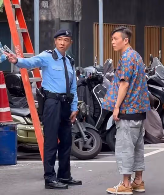陳冠希現身成都酒吧，被多名女粉絲包圍，拿酒杯跳舞放飛自我