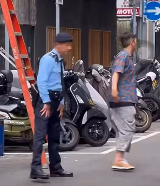 陳冠希現身成都酒吧，被多名女粉絲包圍，拿酒杯跳舞放飛自我