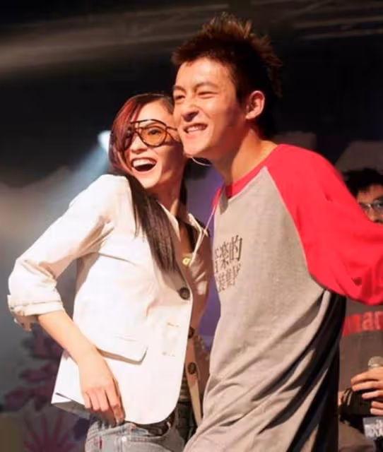 陳冠希現身成都酒吧，被多名女粉絲包圍，拿酒杯跳舞放飛自我