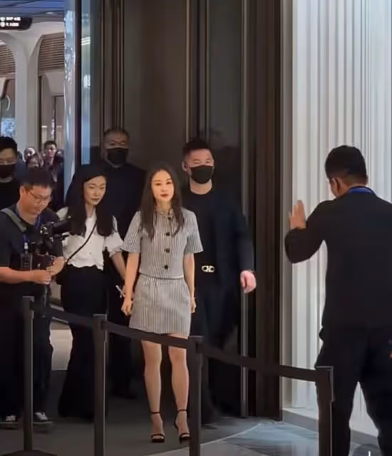 王子文成都出席活動,腳踩10公分恨天高,近照被調侃只有一米五