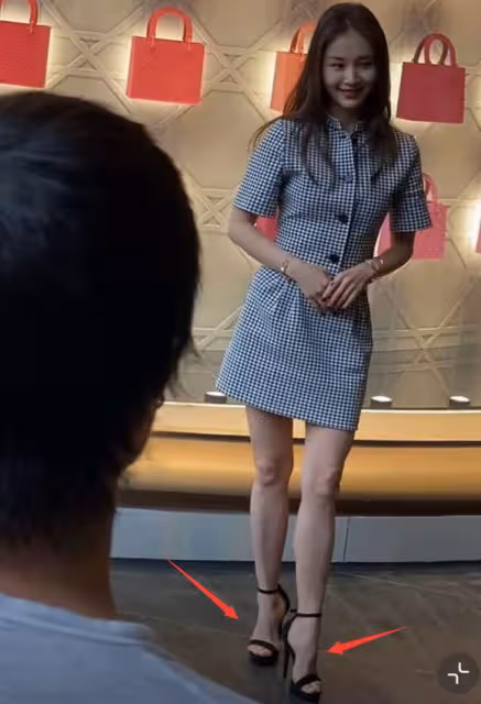 王子文成都出席活動,腳踩10公分恨天高,近照被調侃只有一米五