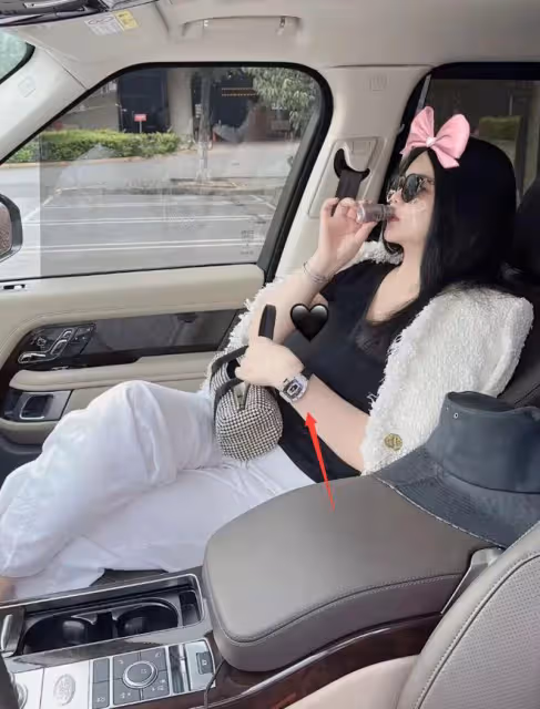 李湘曬與王詩齡國內日常,坐豪車上喝美白飲品,手上名表超170萬