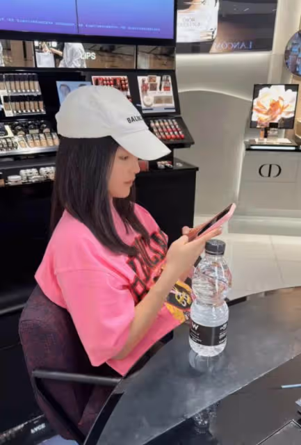 李湘曬與王詩齡國內日常,坐豪車上喝美白飲品,手上名表超170萬