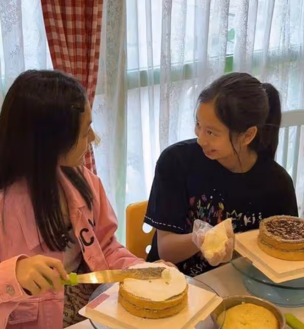 李湘曬與王詩齡國內日常,坐豪車上喝美白飲品,手上名表超170萬