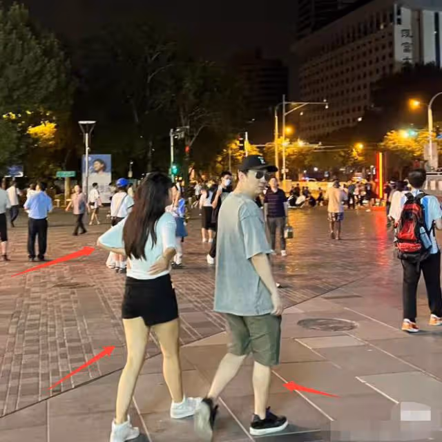 三里屯偶遇王思聰,身邊女生太過壯實,晚上戴墨鏡遭吐槽