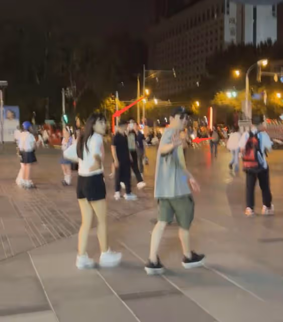 三里屯偶遇王思聰,身邊女生太過壯實,晚上戴墨鏡遭吐槽