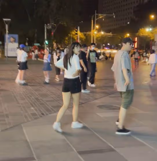 三里屯偶遇王思聰,身邊女生太過壯實,晚上戴墨鏡遭吐槽