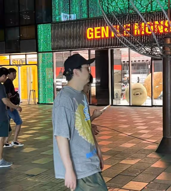 三里屯偶遇王思聰,身邊女生太過壯實,晚上戴墨鏡遭吐槽