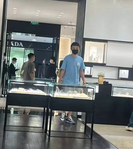 三里屯偶遇王思聰,身邊女生太過壯實,晚上戴墨鏡遭吐槽
