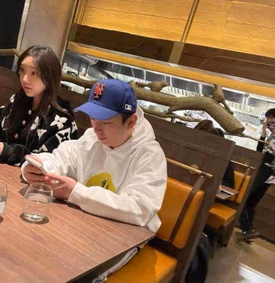 三里屯偶遇王思聰,身邊女生太過壯實,晚上戴墨鏡遭吐槽