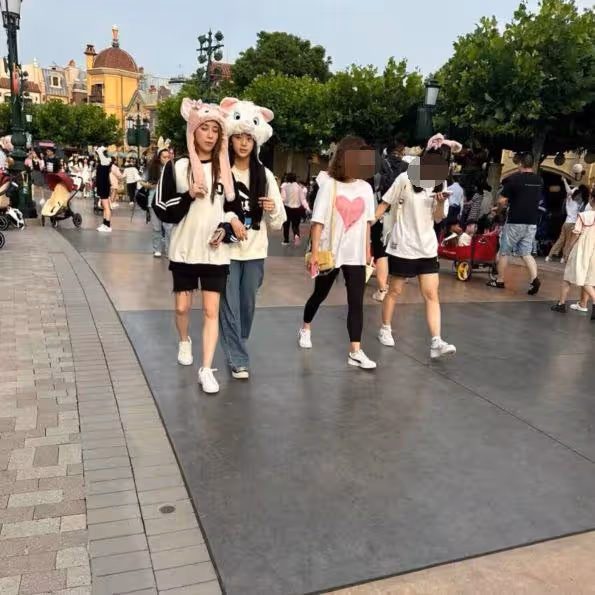 迪士尼偶遇歐陽娜娜,穿搭隨意近照普通,被指沒有路人好看