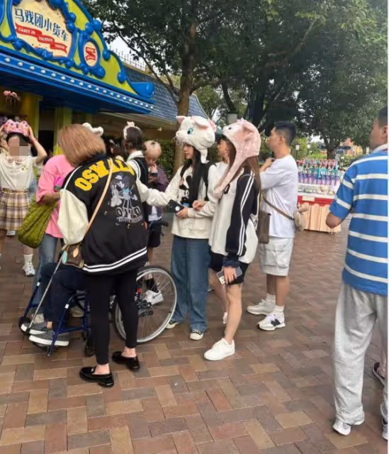 迪士尼偶遇歐陽娜娜,穿搭隨意近照普通,被指沒有路人好看