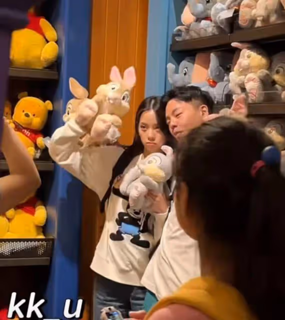 迪士尼偶遇歐陽娜娜，穿搭隨意近照普通，被指沒有路人好看