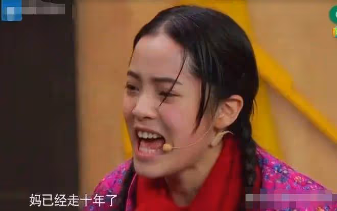迪士尼偶遇歐陽娜娜，穿搭隨意近照普通，被指沒有路人好看