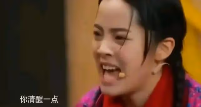 迪士尼偶遇歐陽娜娜，穿搭隨意近照普通，被指沒有路人好看