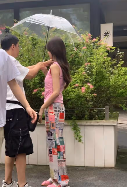 偶遇沈夢辰拍寫真,多巴胺穿搭個性十足,鼻樑山根酷似鞠婧禕