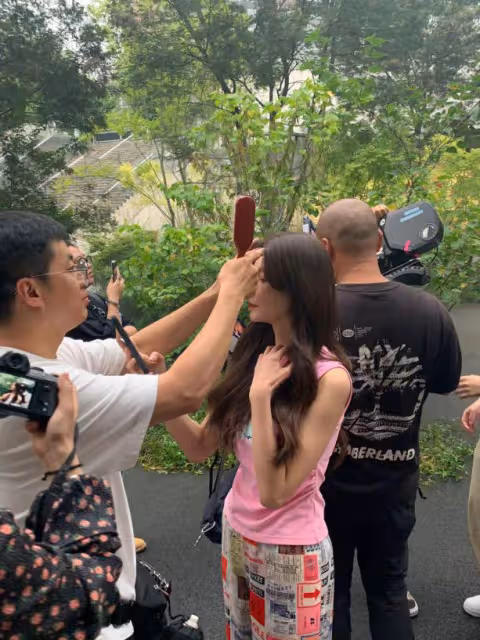偶遇沈夢辰拍寫真,多巴胺穿搭個性十足,鼻樑山根酷似鞠婧禕