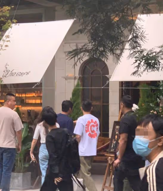 偶遇沈夢辰拍寫真,多巴胺穿搭個性十足,鼻樑山根酷似鞠婧禕