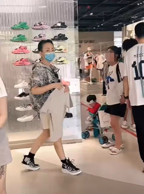 三里屯偶遇宋丹丹,62歲紅光滿面狀態好,本人又白又瘦獲誇讚