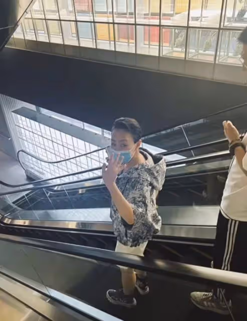 三里屯偶遇宋丹丹,62歲紅光滿面狀態好,本人又白又瘦獲誇讚