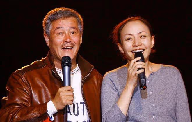 三里屯偶遇宋丹丹,62歲紅光滿面狀態好,本人又白又瘦獲誇讚