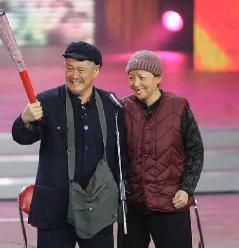 三里屯偶遇宋丹丹,62歲紅光滿面狀態好,本人又白又瘦獲誇讚