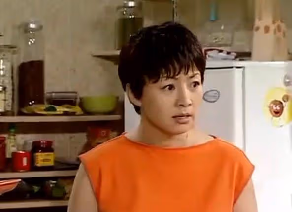 三里屯偶遇宋丹丹,62歲紅光滿面狀態好,本人又白又瘦獲誇讚